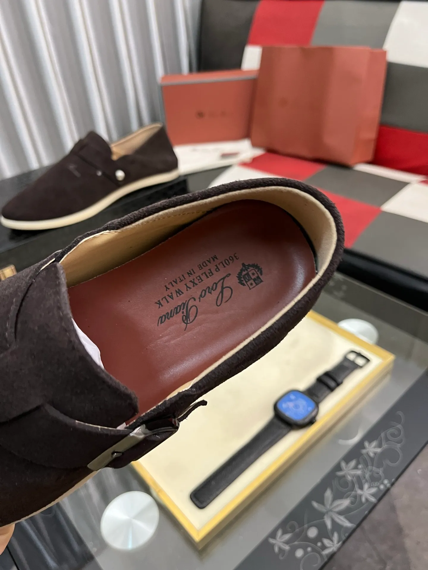 Men's men's shoes 💰458⌚️⌚️ Loro Piana's classic hot model lp top version of Pili casual shoes. It turns out that these are the casual shoes that are said to be able to walk 20,000 steps without getting tired. This pair has both good looks and feel. You will be completely lost as soon as you put it on. The minimalist design is eye-catching and durable, and it is a bonus for dressing. The soft feeling on the feet has outstanding texture, and it is very nice without abrasion on the feet. The soft and waxy soles make it easy to wear for daily use for a long time. Who can resist a pair of versatile and good-looking loafers? Don't be too elegant at all, the feel and texture of the feet are good, the key is to make the legs look longer and not tire the feet, the main thing is that it is just right!        Material: Original cowhide Lining: Original sheepskin Outsole: Original sole Size: 38-44